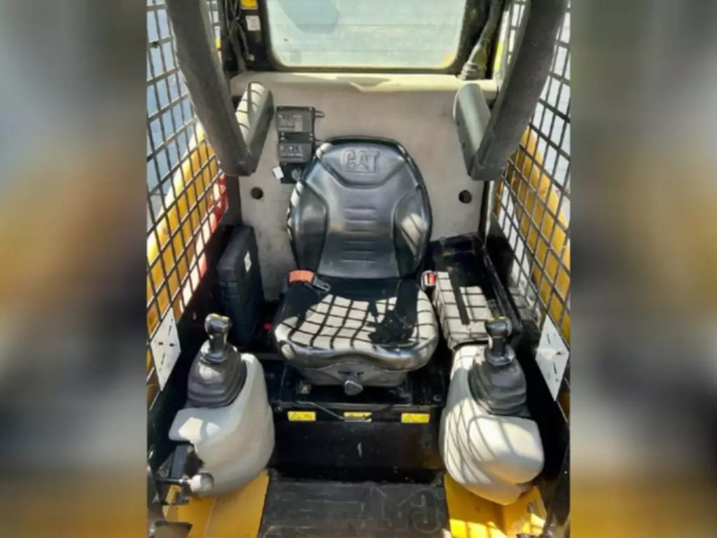 2021-CATERPILLAR-216B3-Skid-Steers-10.webp
