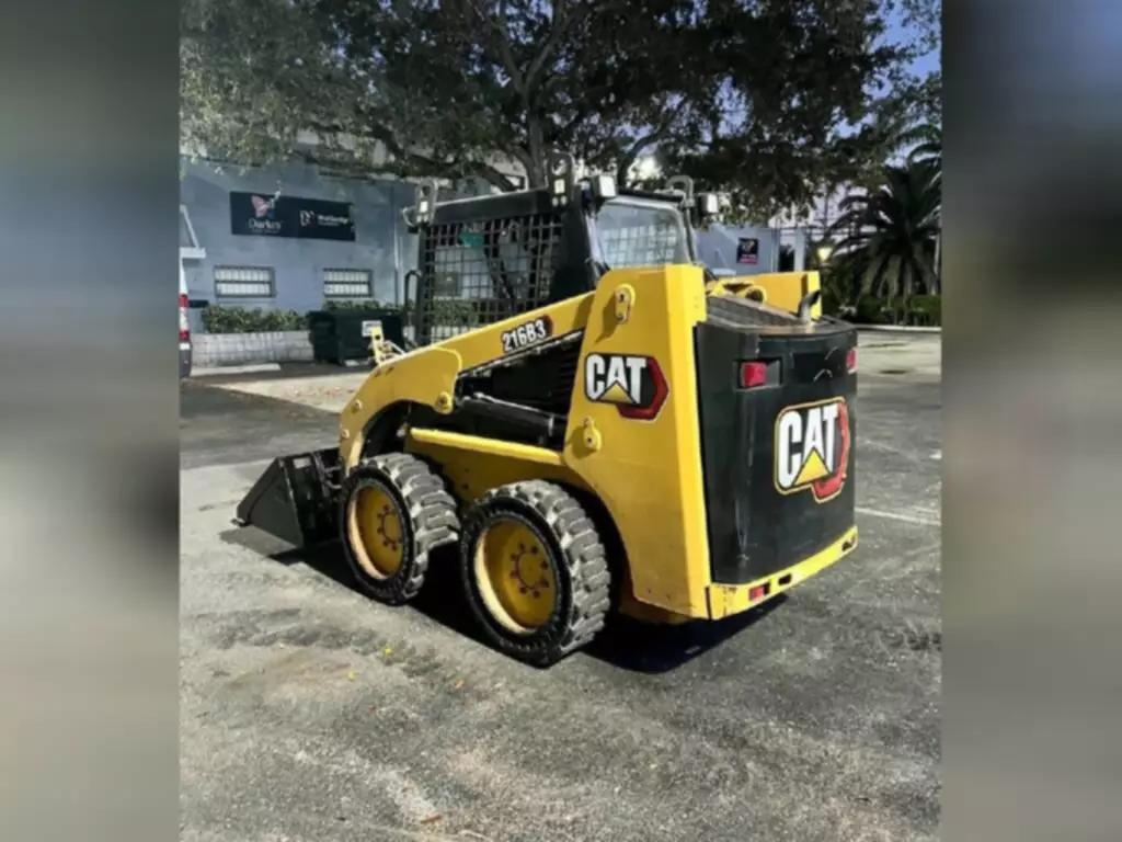 2021-CATERPILLAR-216B3-Skid-Steers-2.webp