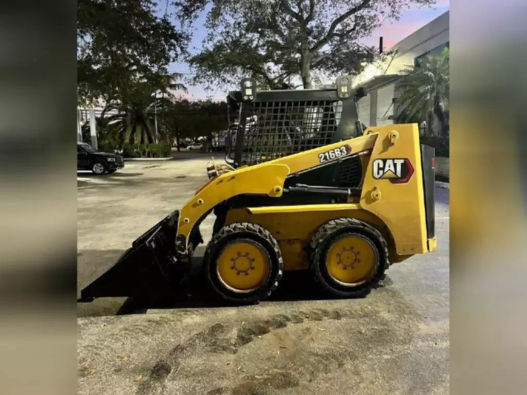 2021-CATERPILLAR-216B3-Skid-Steers-6.webp