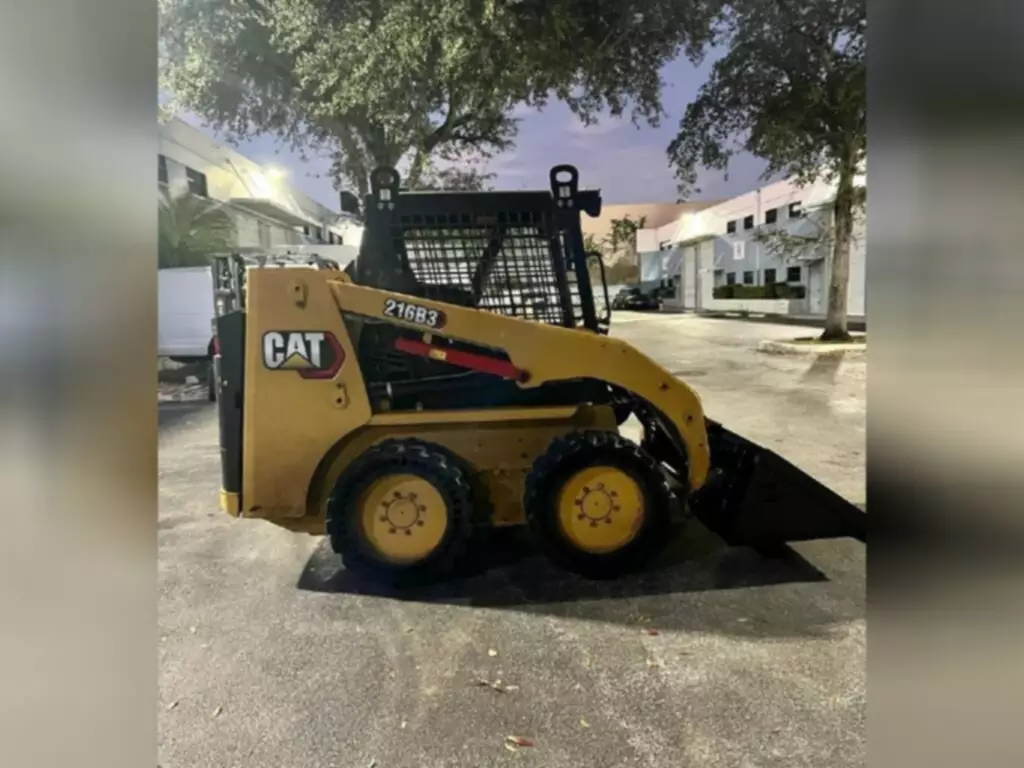 2021-CATERPILLAR-216B3-Skid-Steers-7.webp