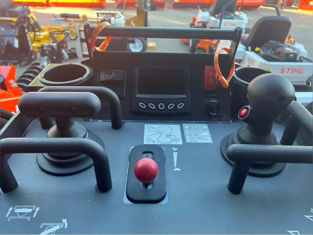 New-2023-Kubota-SCL1000-Skid-Steers-4.webp