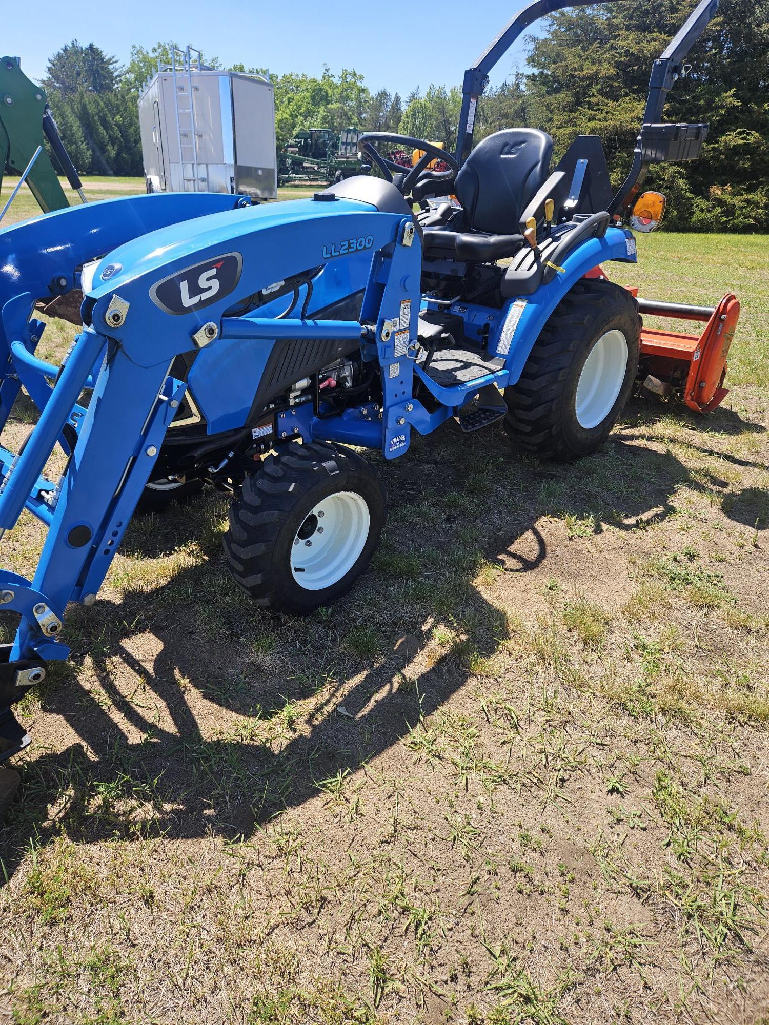 2024-LS-Tractor-MT225S.jpg